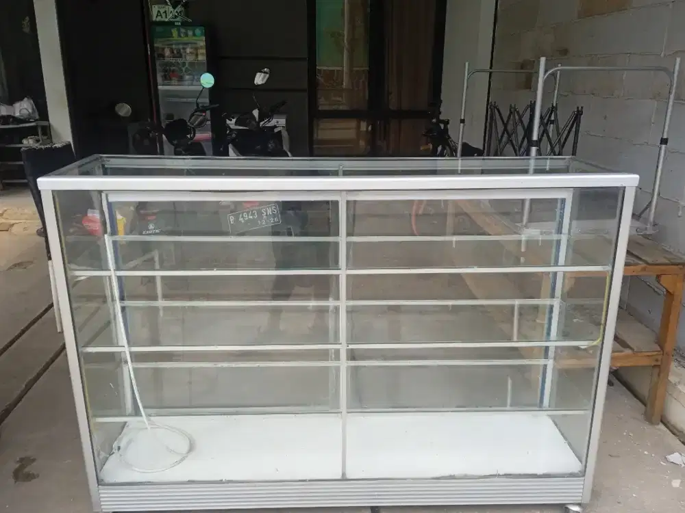 Etalase bekas uk 1,5 m