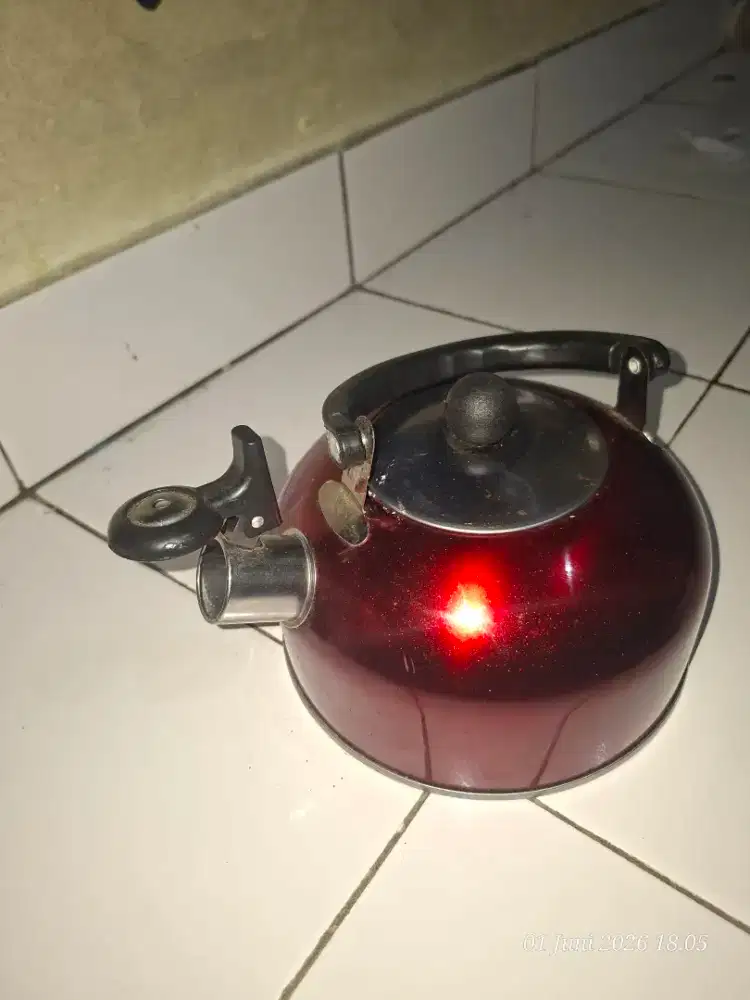 Teko Bunyi Besi Merah