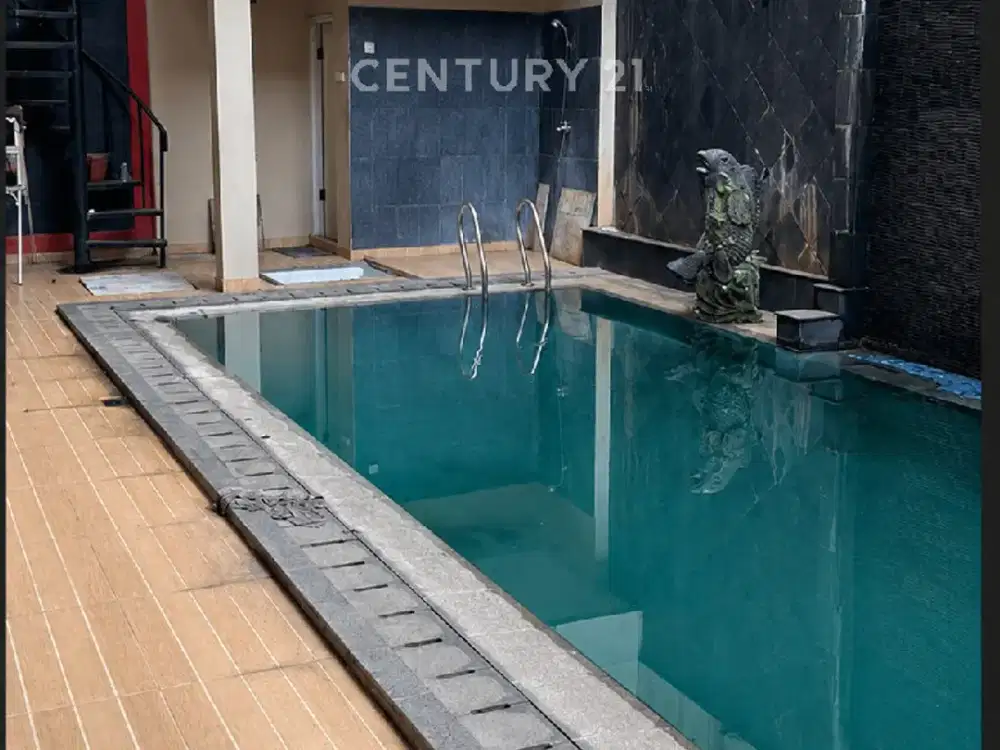 Rumah Dengan Kolam Renang Di Puri Cinere