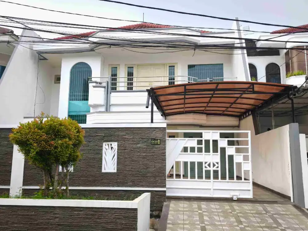 RUMAH GREEN GARDEN 2,5 LANTAI SEMI FURNISH
DENGAN DIHIASI LAMPU KRISTAL