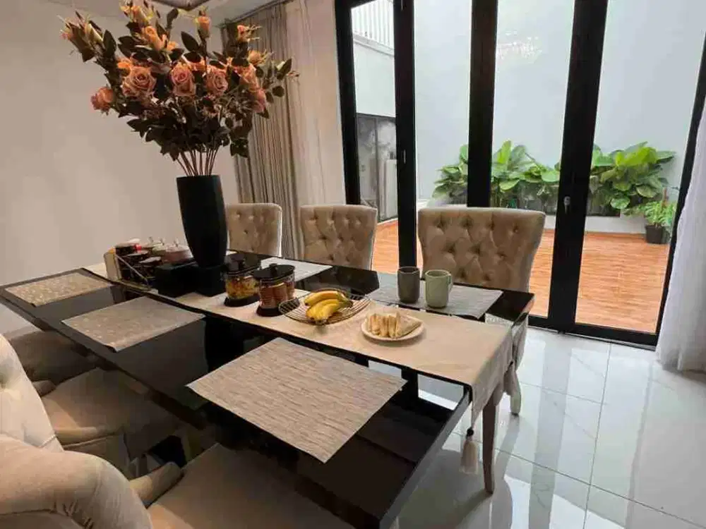 rumah minimalis modern dengan kolam renang Setiabudi regency