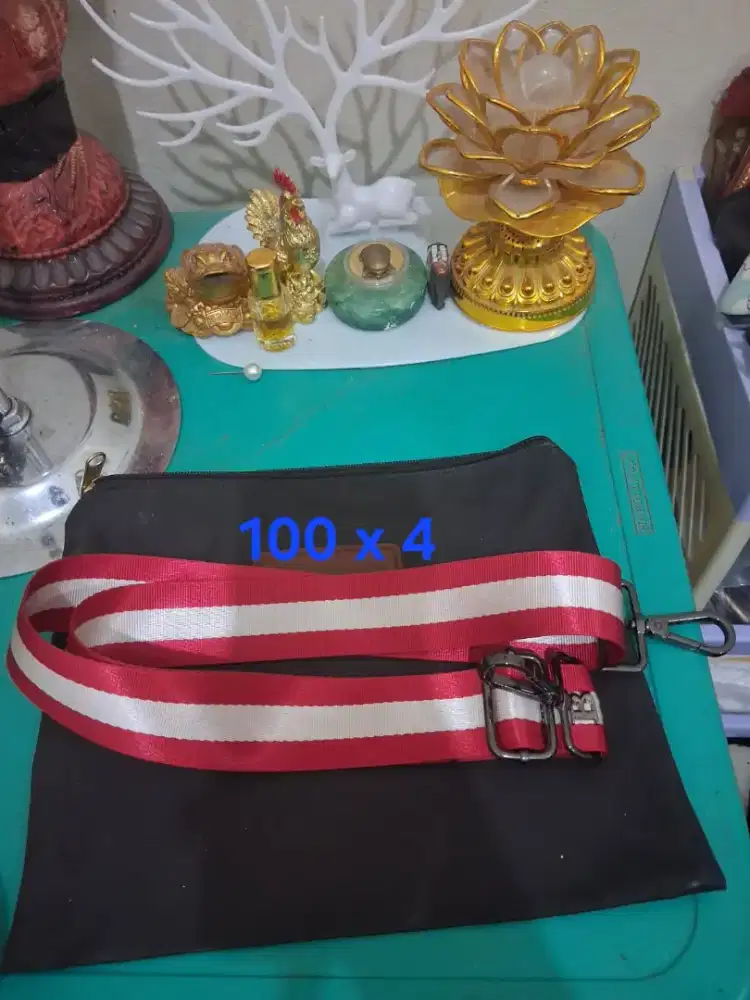 Tali tas warna merah putih
Uk 100 x 4 tali untuk tas
Limited edition
B