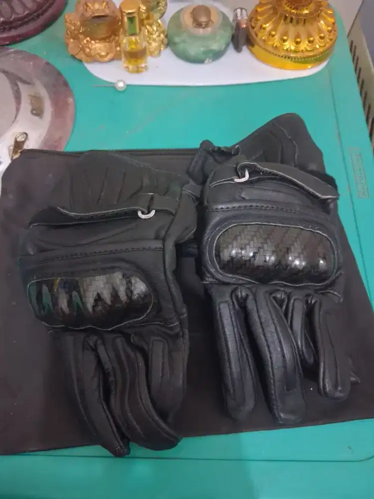 Sarung tangan motor
Kulit warna hitam
Limited edition
Barang terawat