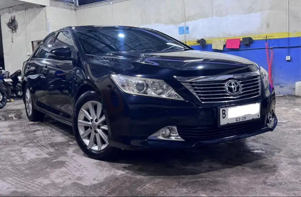 CASH LOW KM TOYOTA CAMRY V AT 2014