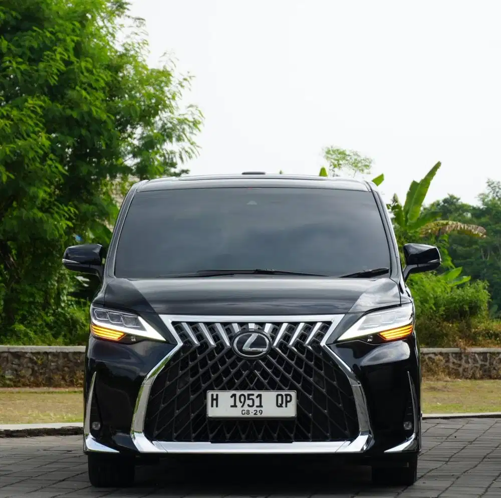 Lexus LM350 2024. 7 Seater