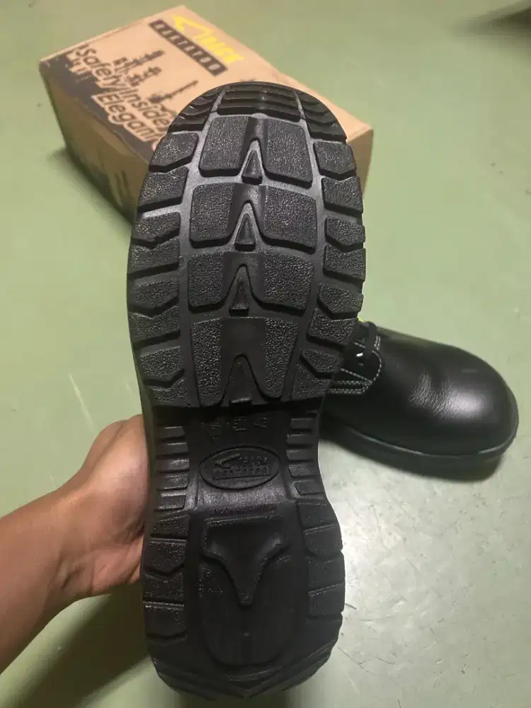 Sepatu safety kerja like new