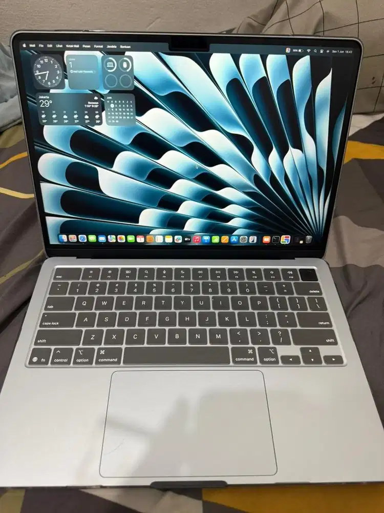 Macbook M4 kondisi baru banget