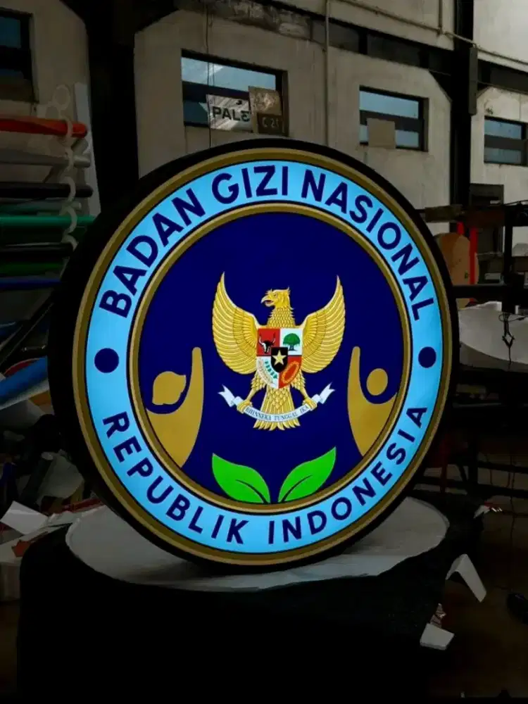 Huruf timbul dan neon box