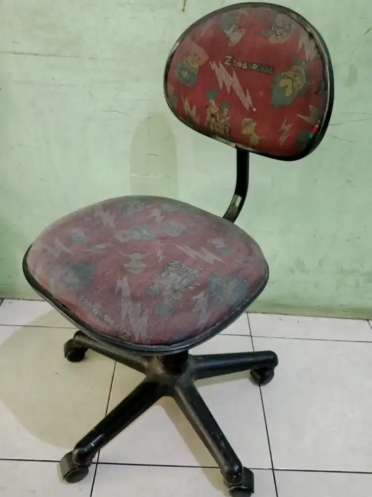 Kursi putar merah