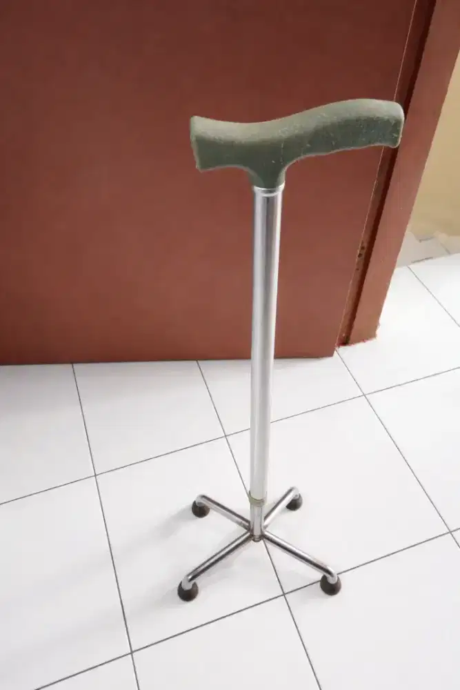 Tongkat kaki 3. Bahanan aluminum dan pegangan kokoh