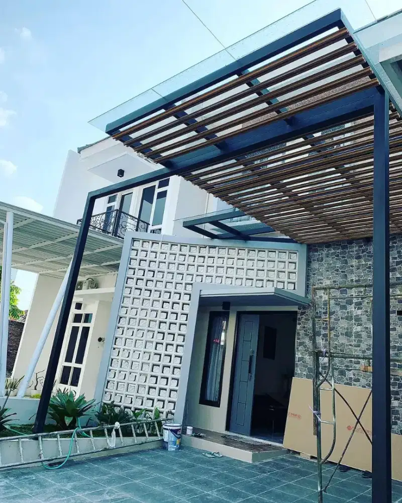 kanopi transparan dengan kisi-kisi kayu