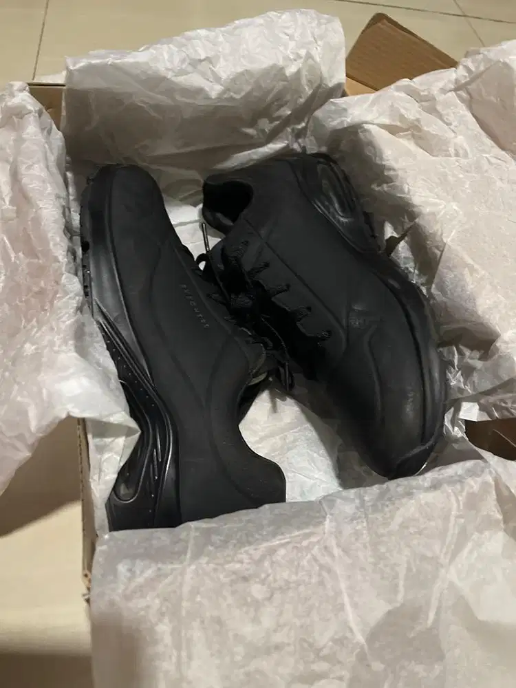 Dijual Sepasang Sepatu Skechers Hitam