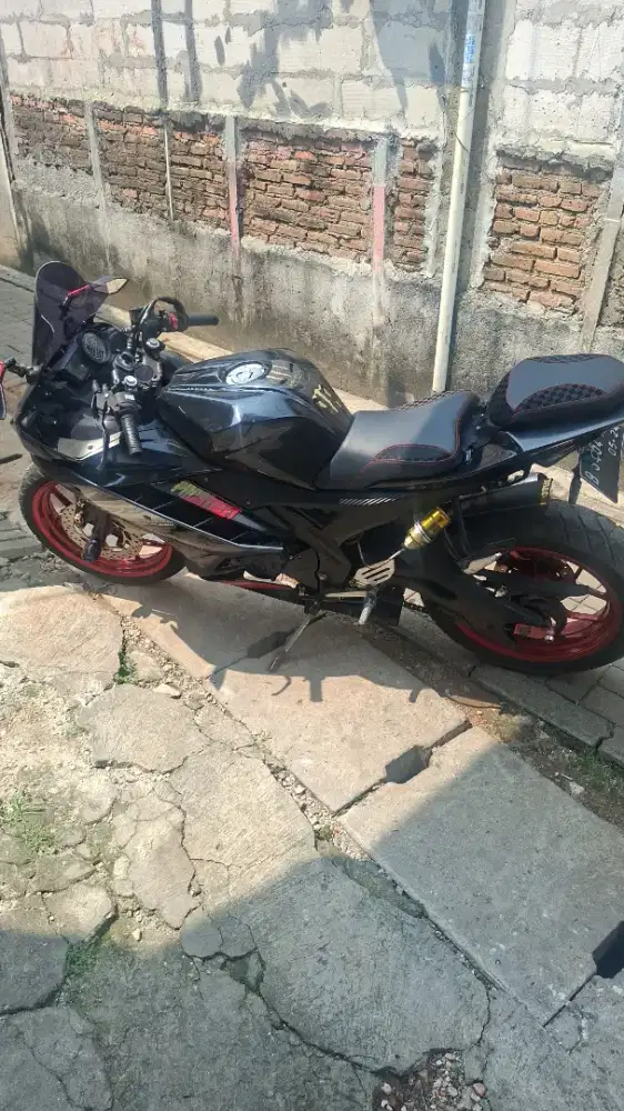 YAMAHA R15 V2 HITAM