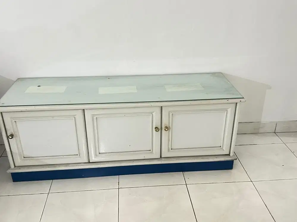 Meja lemari 3 pintu warna putih