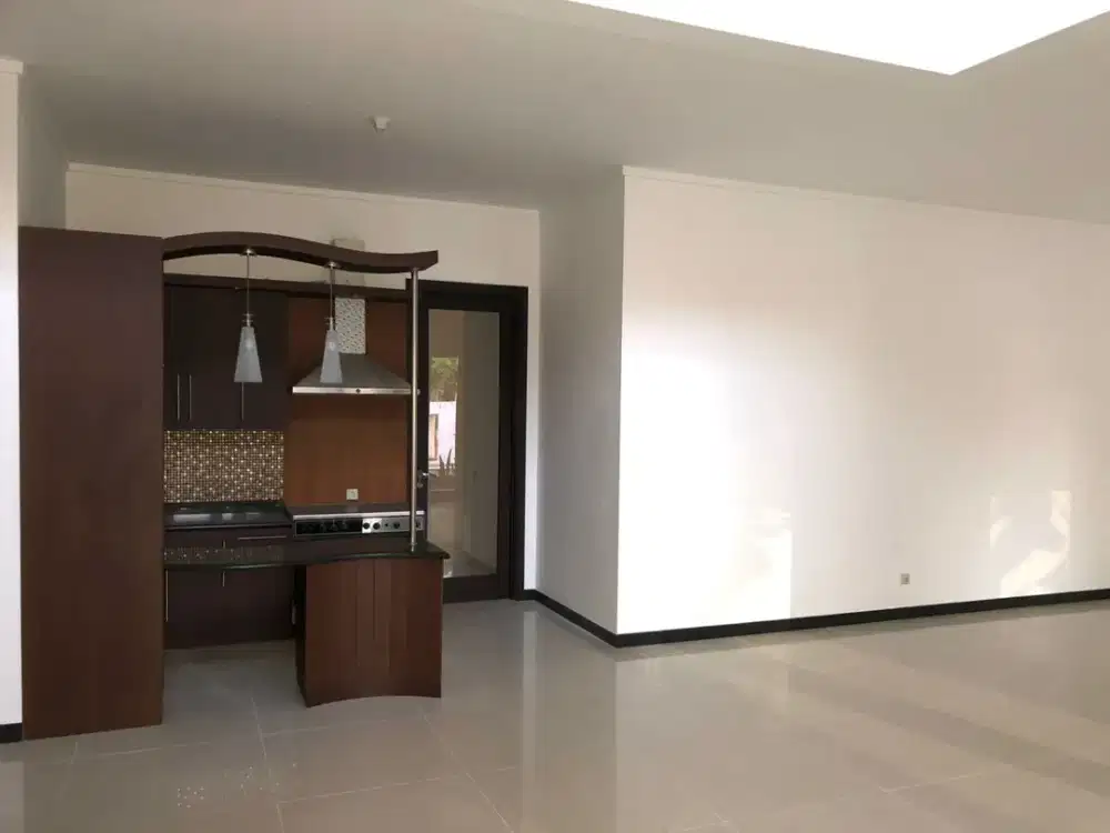 BuJendela Langsung Lihat Lapangan Golf? Cuma Apartemen Ini yang Punya Akses 'Sultan' di Surabaya Barat!