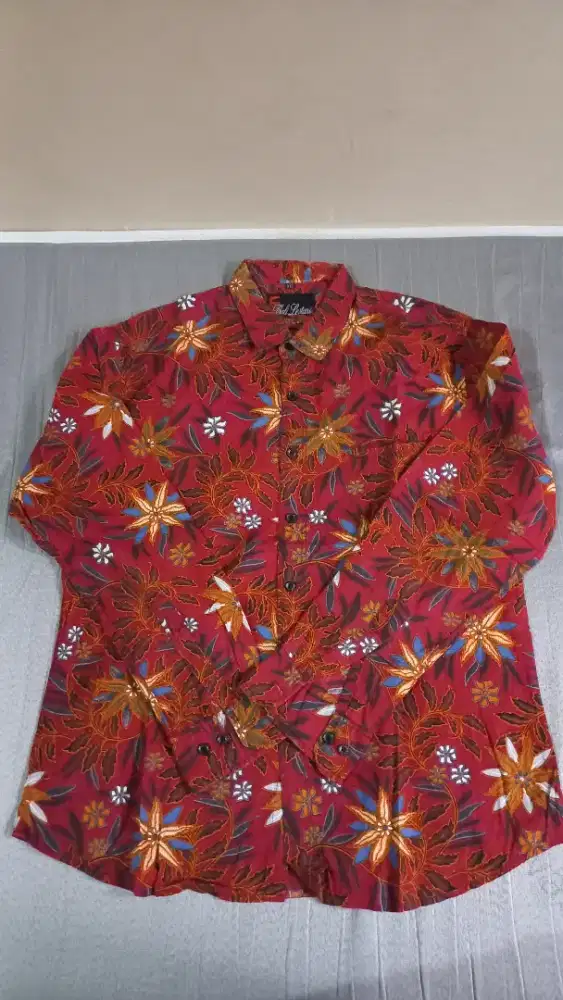 Kemeja batik merah