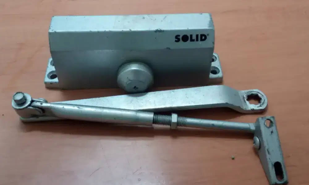 door closer (penutup pintu otomatis) second 
 merek SOLID