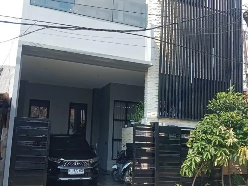 DIJUAL RUMAH FULL RENOVASI 3 LANTAI HADAP BARAT JUAL MURAH DI TAMAN KENCANA