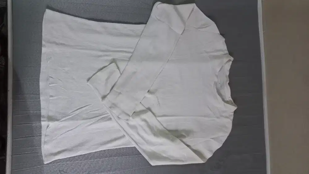 Baju kaos lengan panjang putih