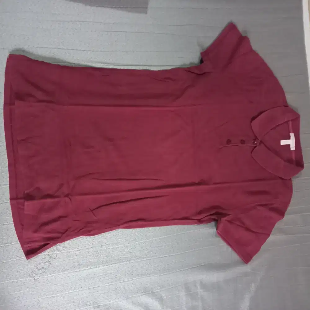 Kaos kerah merah