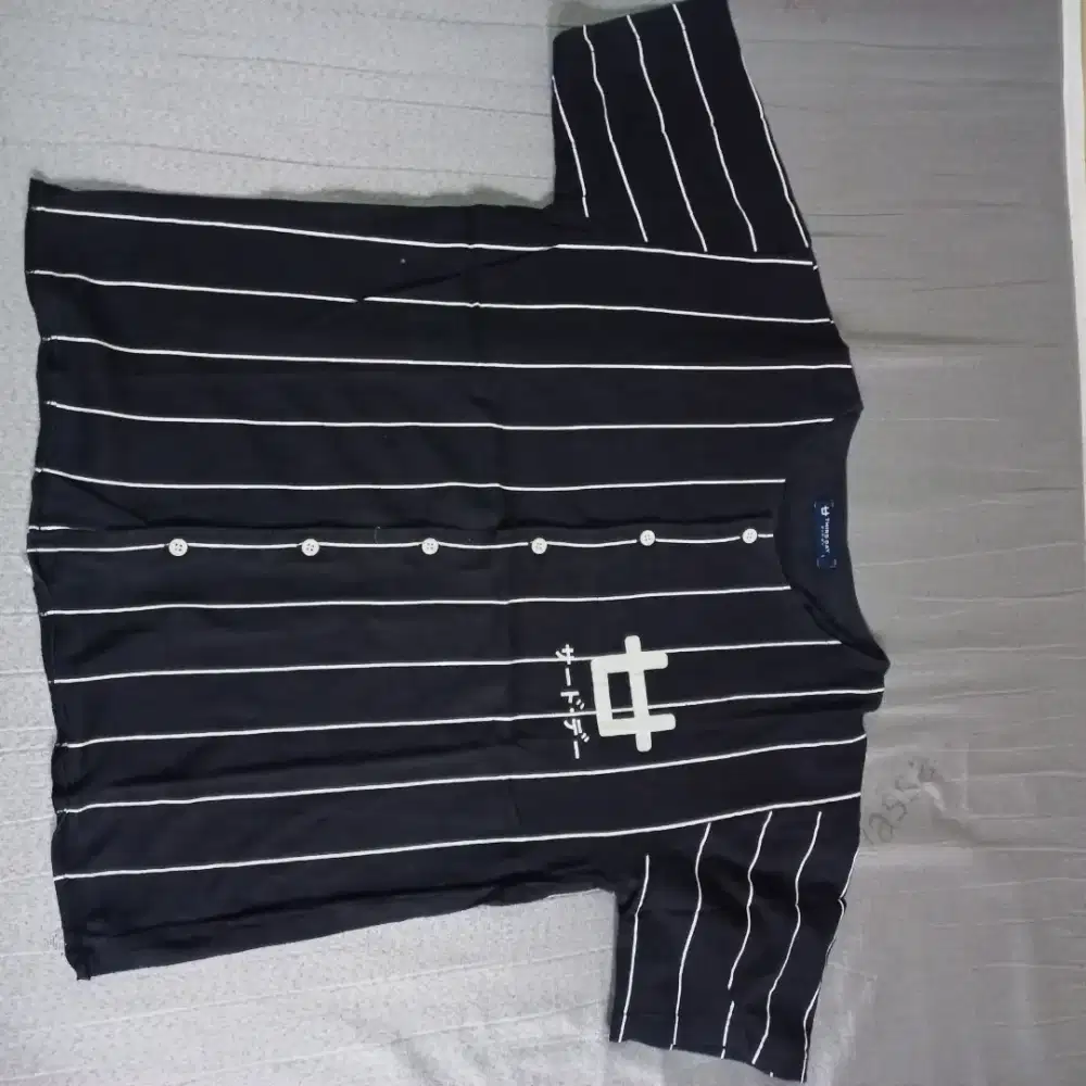 Kemeja garis hitam putih