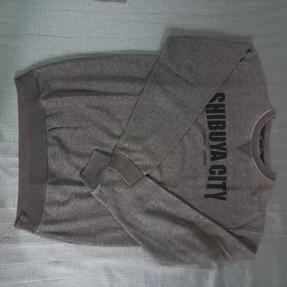 Kaos switer abu