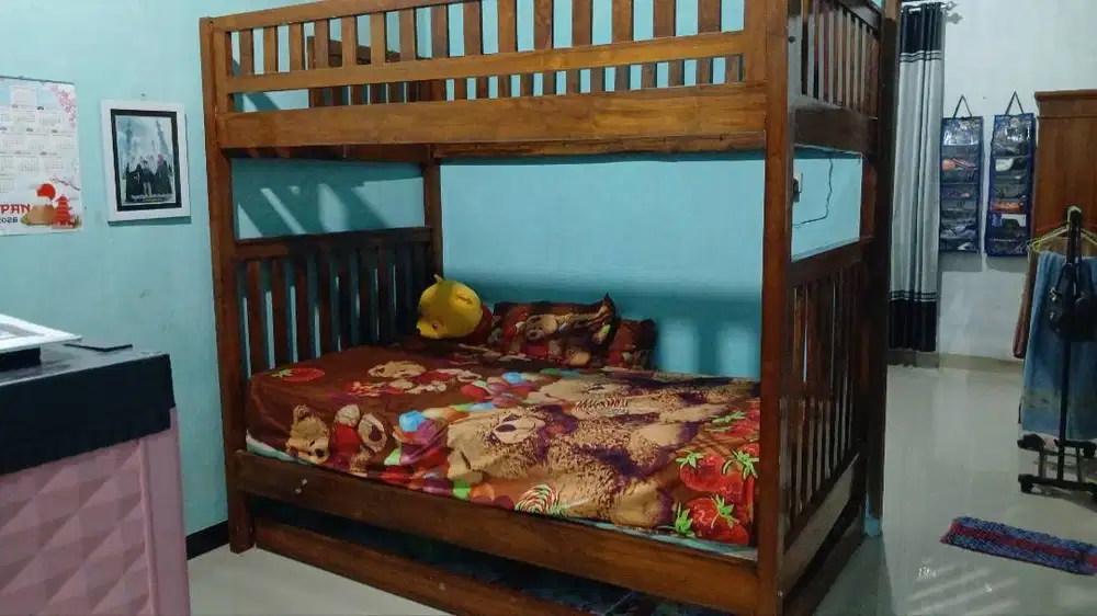 Ranjang tingkat 3 kayu jati bekas. Dipakai 3 tahun barang masih bagus.