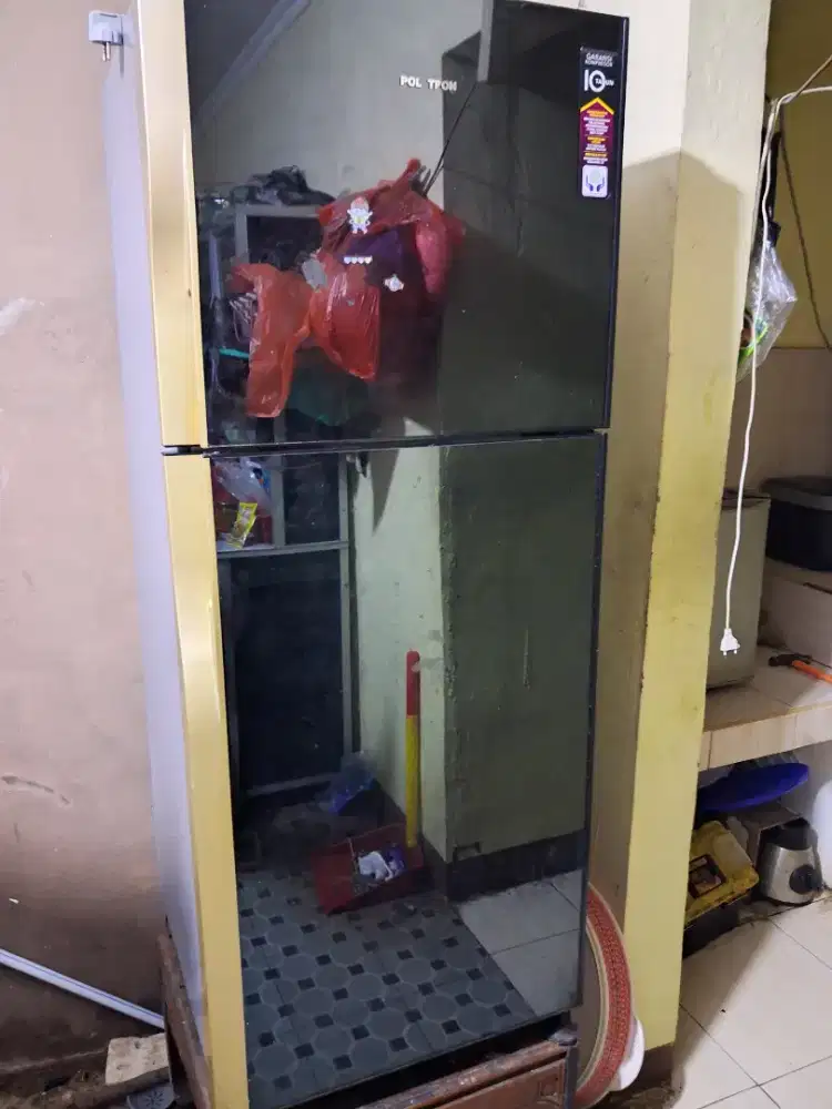 Di jual kulkas dua pintu bekas,harga bisa nego,minat,bisa chat dlu.