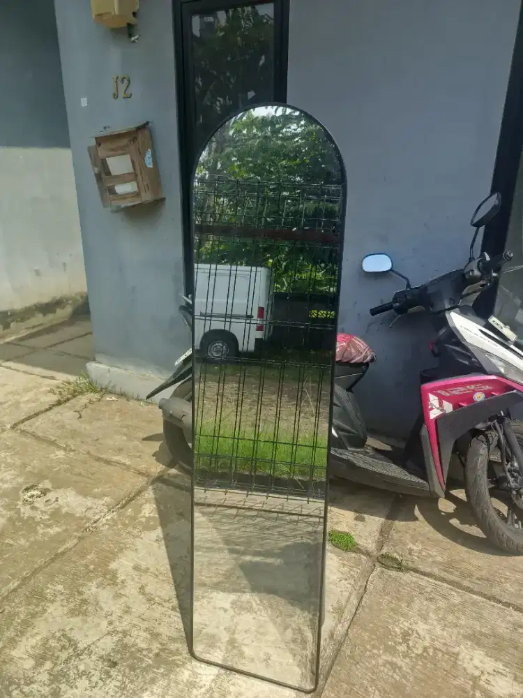 Standing Mirror / Kaca berdiri