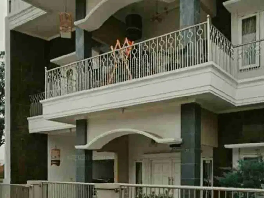 Dijual cepat rumah 3 lantai siap huni di Batujajar