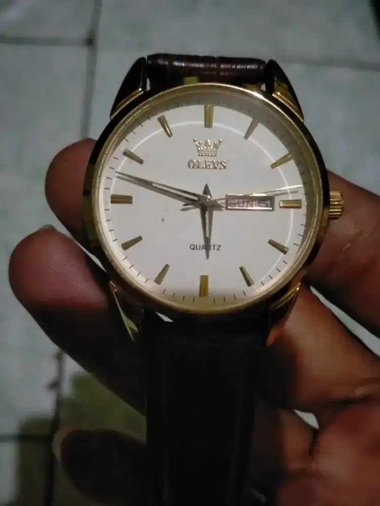 Jam tangan olive.