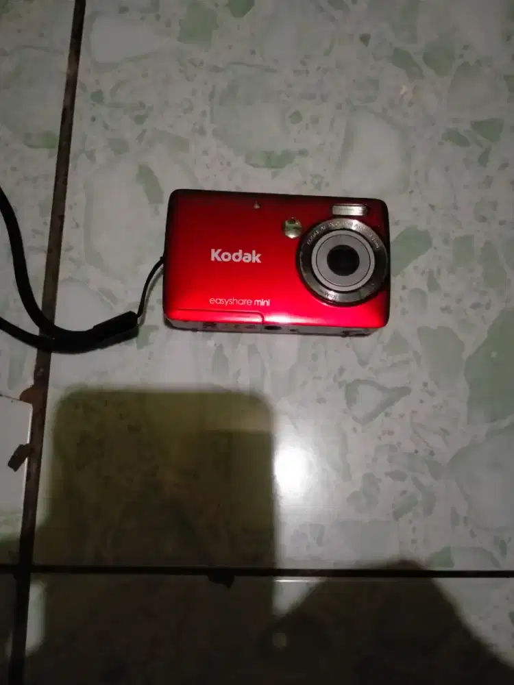Kamera merk Kodak.