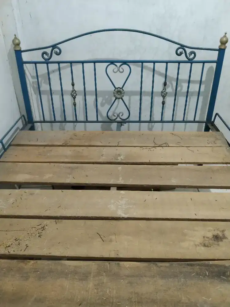 Tempat tidur besi