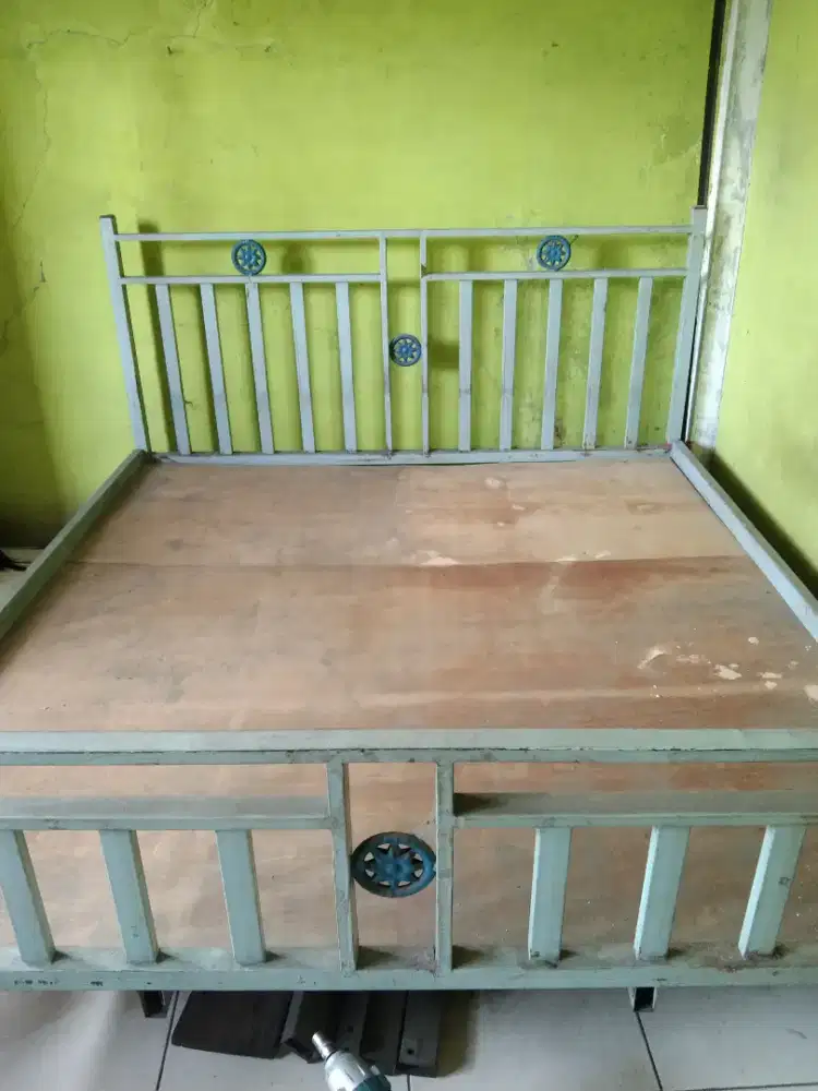 Tempat tidur besi tempahan