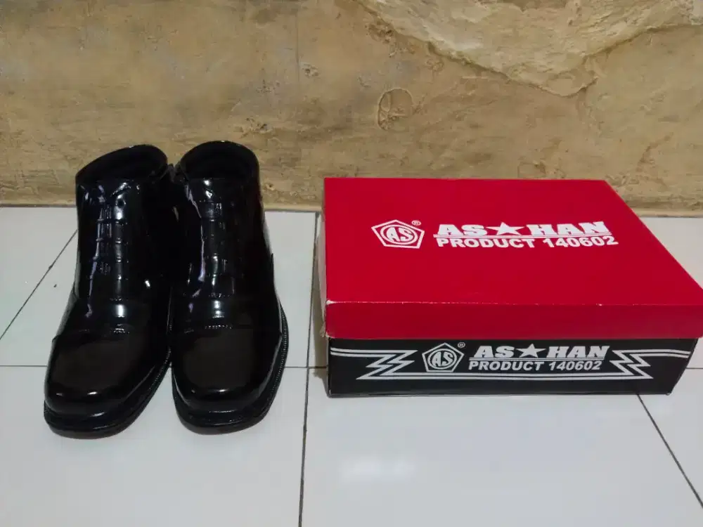 Jual aja nih sepatu safety masih mulus banget uk 42
