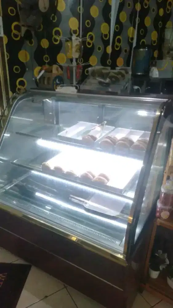 Di jual cepat show case cake mrek GEA