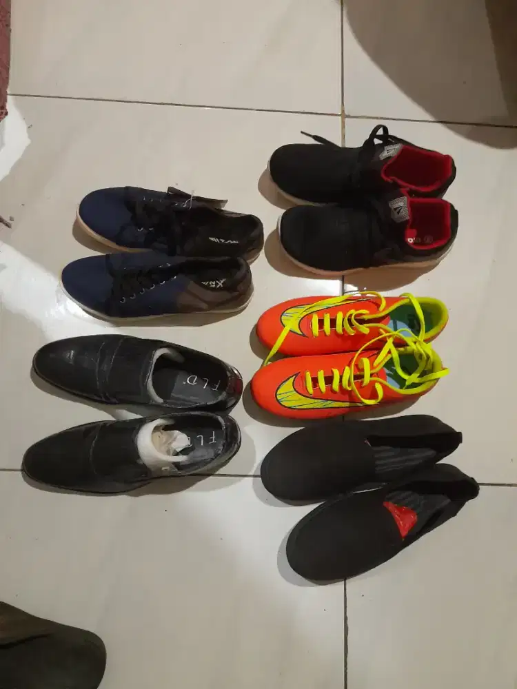 Sepatu ukuran 42