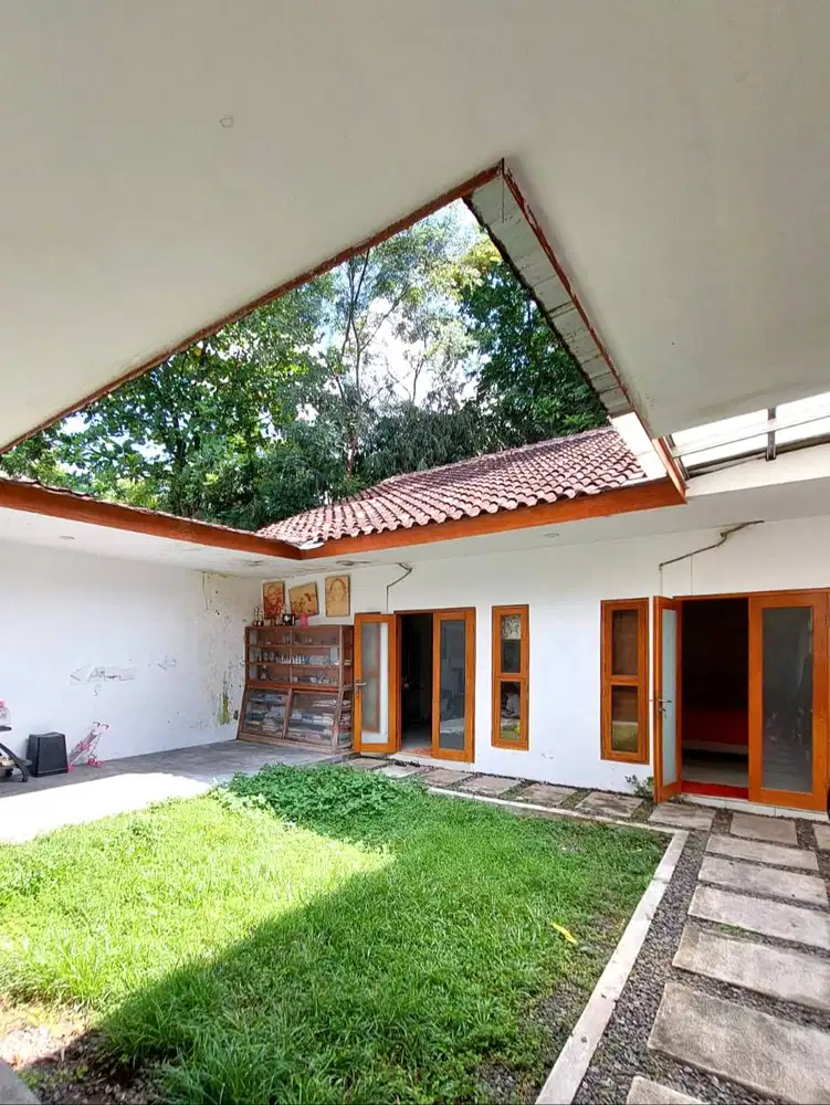 Rumah Tenang Halaman Luas dekat Jalan Kapten Haryadi