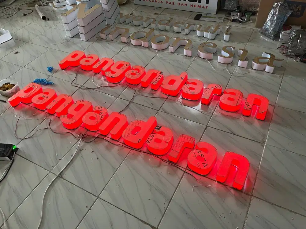 Plang Reklame Huruf Timbul Neon Box Akrilik
