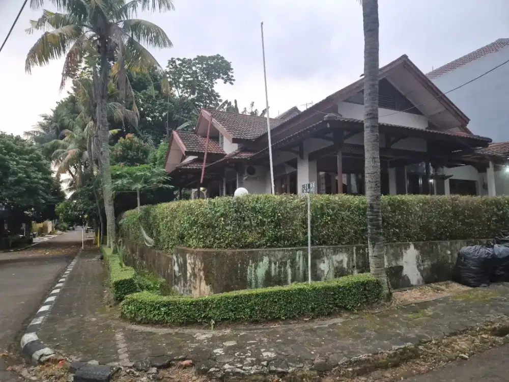 Rumah Sudut di pemukiman elite Pesona Depok II