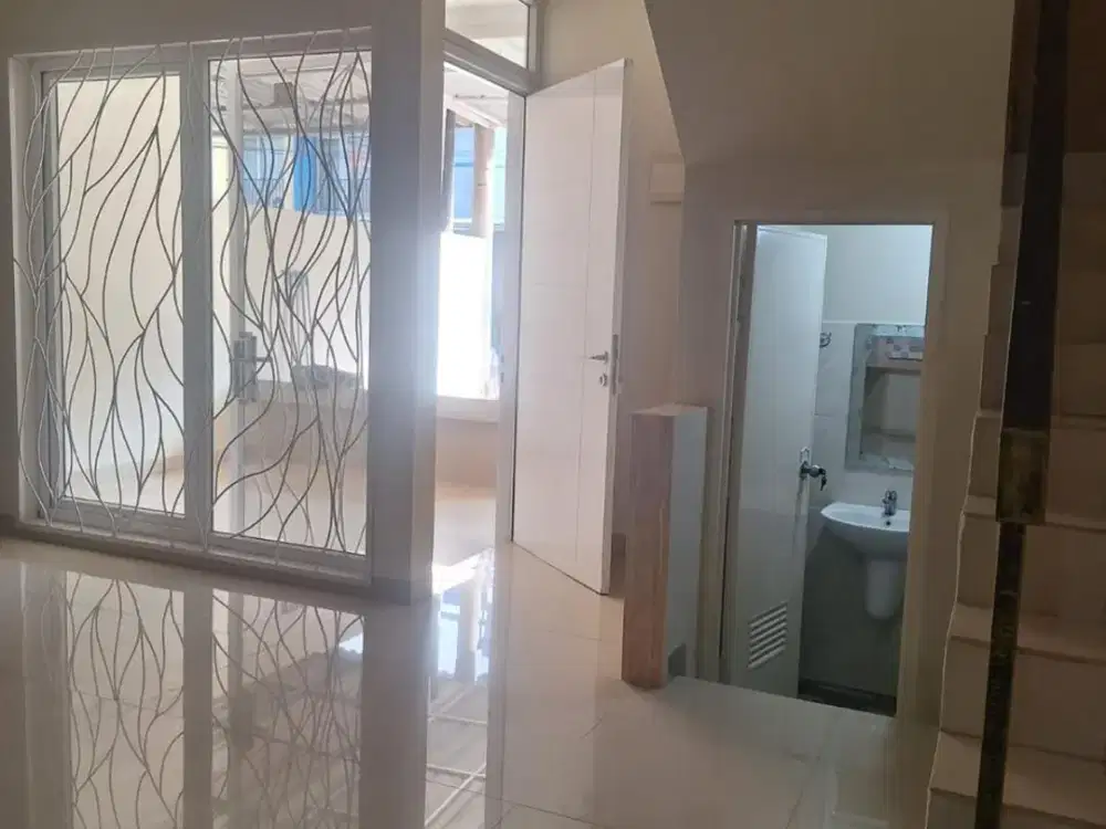 DIJUAL RUMAH 2 LANTAI SIAP HUNI GOLDEN PALM JAKARTA BARAT