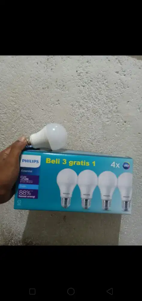 Di jual semua ukuran Watt bola lampu 1 kotak isi  4 semua ukuran watt