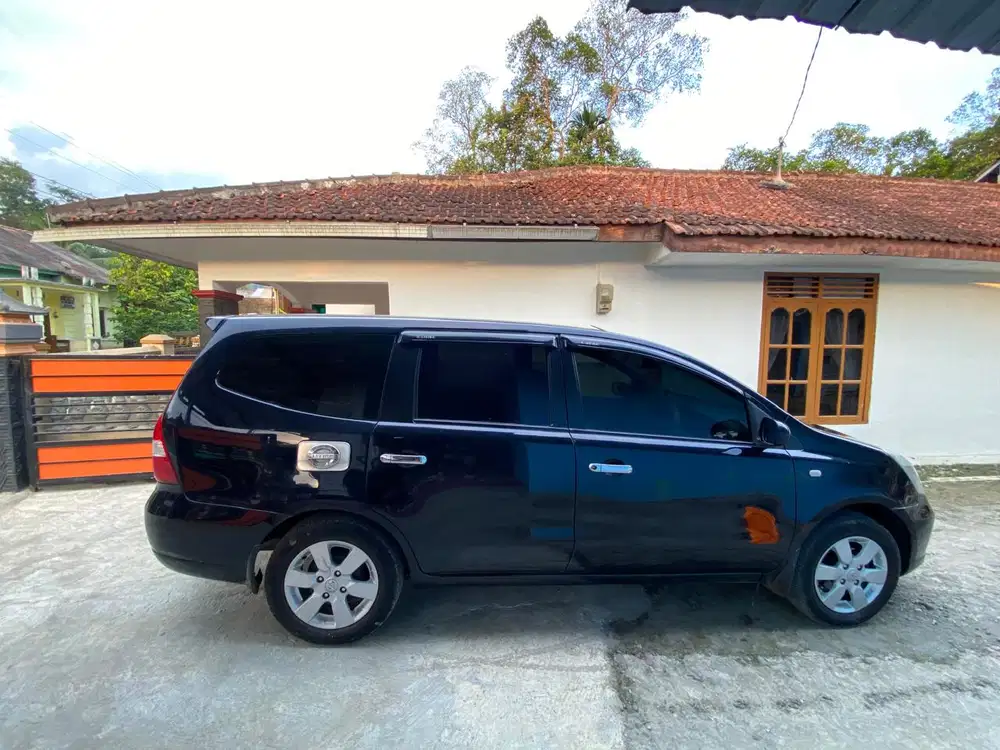 Nissan Grand livina 2011 Bensin