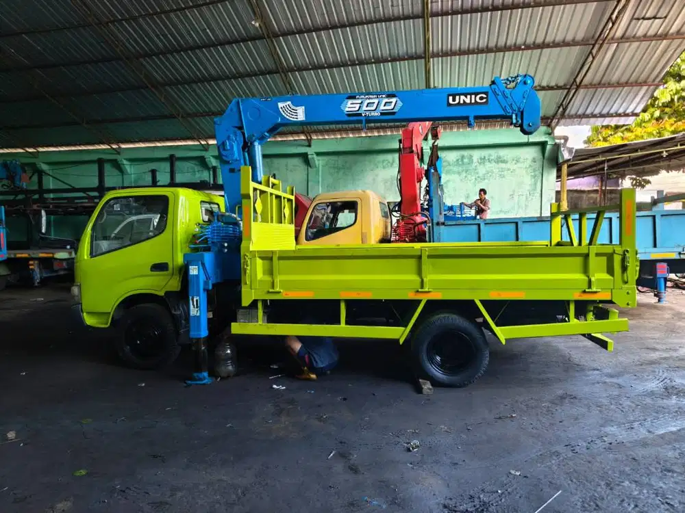 Truck crane 5ton 4secsen 2012