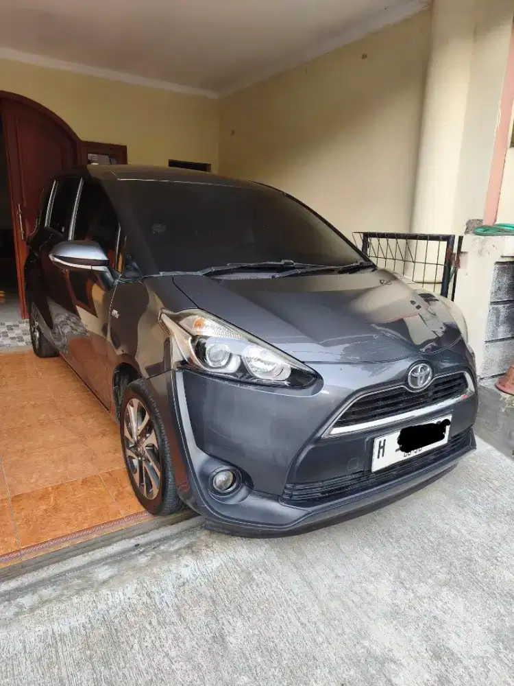 sienta V matic 2017 good condition