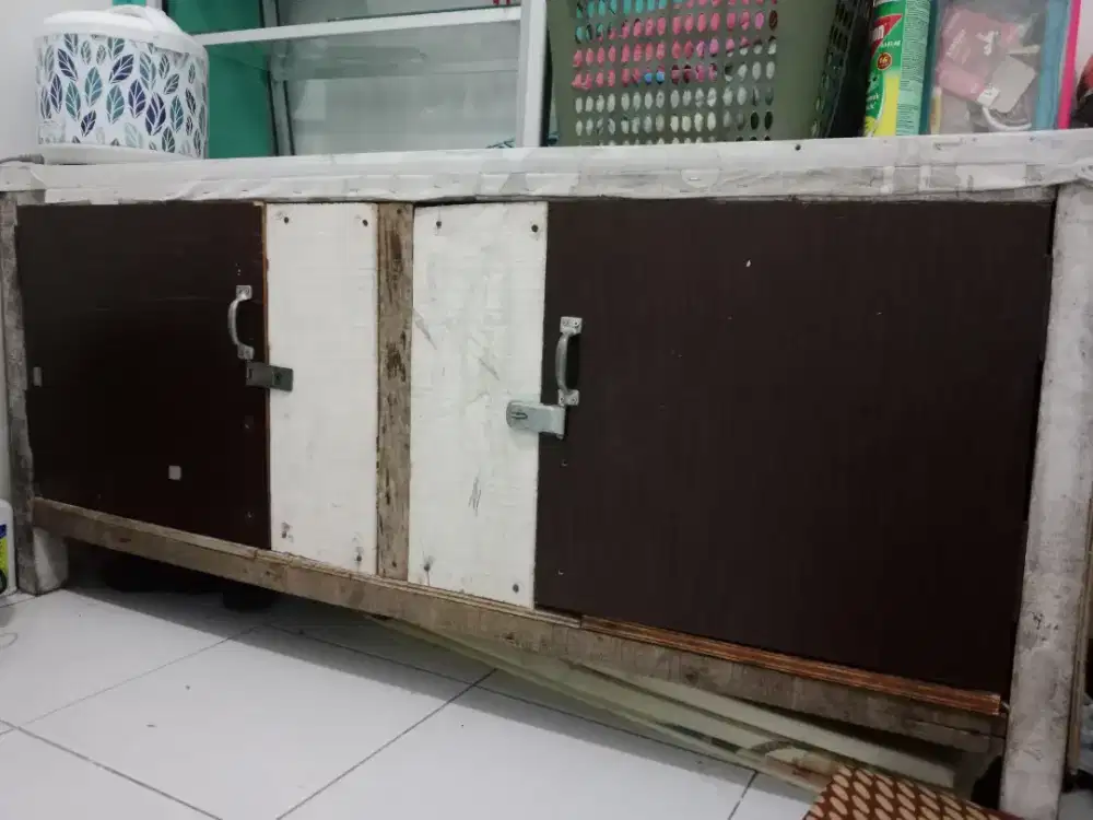 Meja kayu lemari