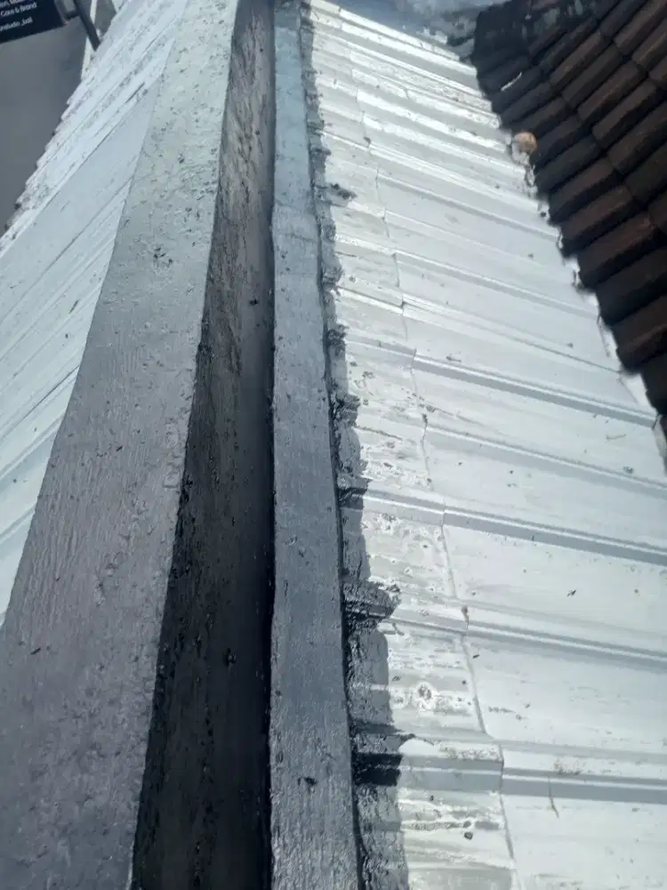 Perbaikan atap bocor