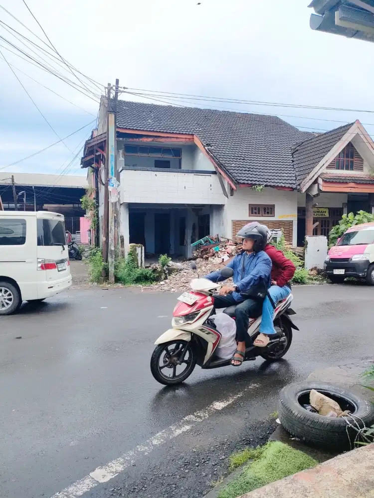 Rumah pinggir jalan tengah kota