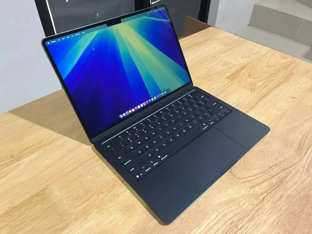 Macbook Air M4 13 Inch RAM 16GB, SSD 256GB warna Midnight Fullset Like
