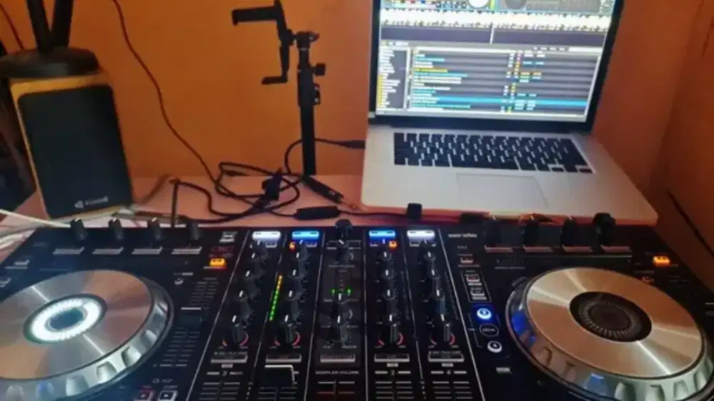 ini second pemakaian aja sih 3-4 bulan. Di Jual Alat DJ REV - 1